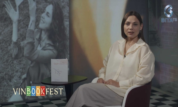 ведуча Вероніка Мельник читає книгу Арабески Сергія Жадана ведуча Вероніка Мельник читає книгу Арабески Сергія Жадана