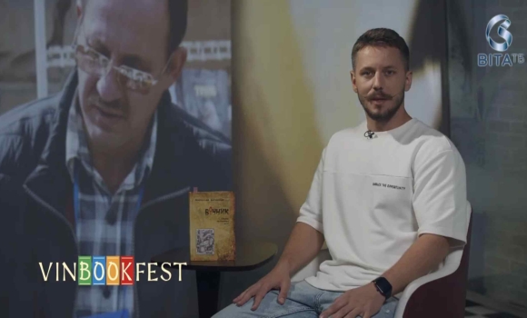 Ведучий Олександр Бойцун читає книгу Вічник Мирослава Дочинця Ведучий Олександр Бойцун читає книгу Вічник Мирослава Дочинця