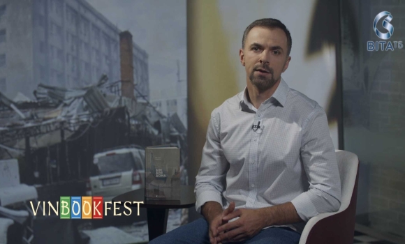 ведучий Валерій Кузнєцов читає книгу Дім для Дома Вікторії Амеліної ведучий Валерій Кузнєцов читає книгу Дім для Дома Вікторії Амеліної