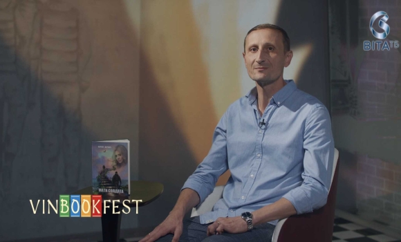 ведучий Юрій Постовий читає книгу Мати солдата Сергія Деркача ведучий Юрій Постовий читає книгу Мати солдата Сергія Деркача