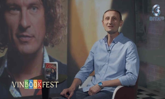 Ведучий Юрій Постовий читає книгу Я, Побєда і Берлін Кузьми Скрябіна