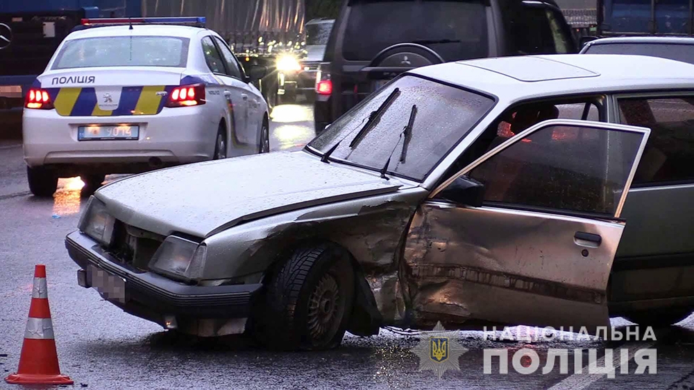 У Вінниці внаслідок зіткнення трьох авто постраждала дворічна дівчинка та троє дорослих