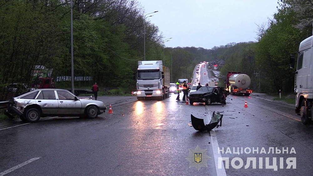 У Вінниці внаслідок зіткнення трьох авто постраждала дворічна дівчинка та троє дорослих