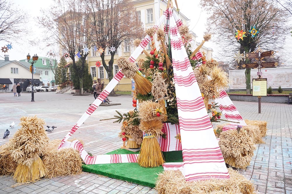 На Європейській площі встановили дідух