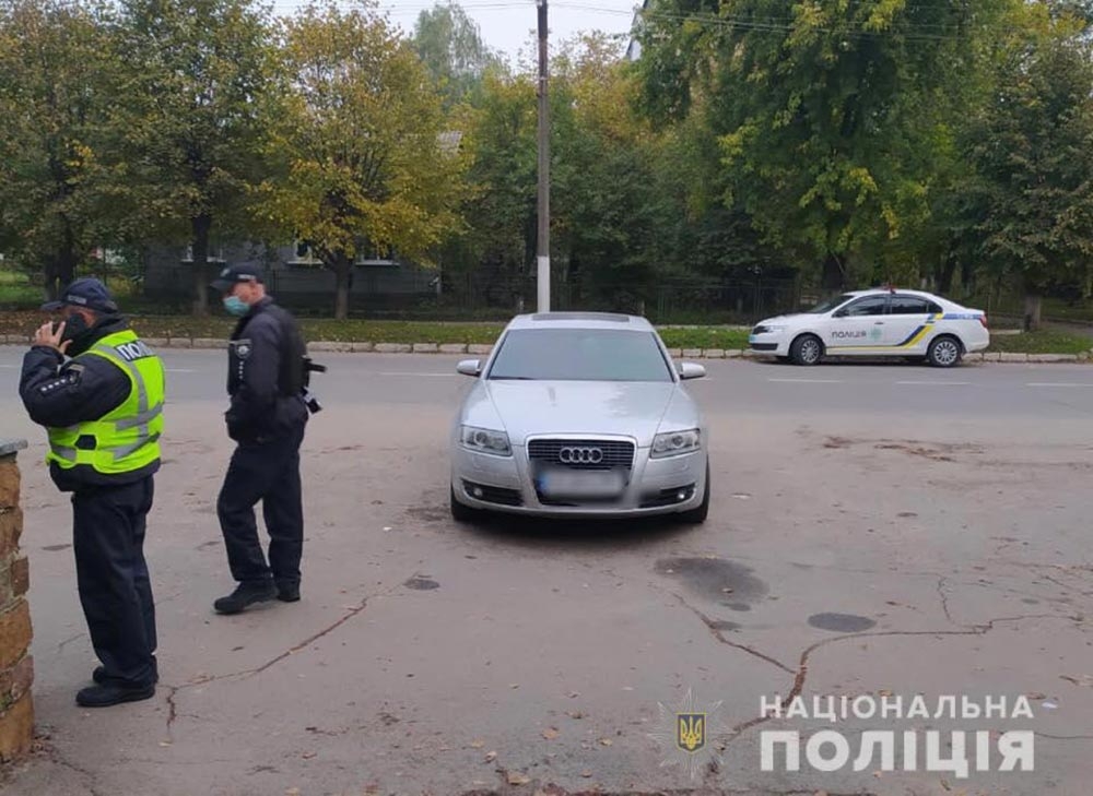 Напад на виборчу комісію в Тульчині: поліцейський застосував зброю