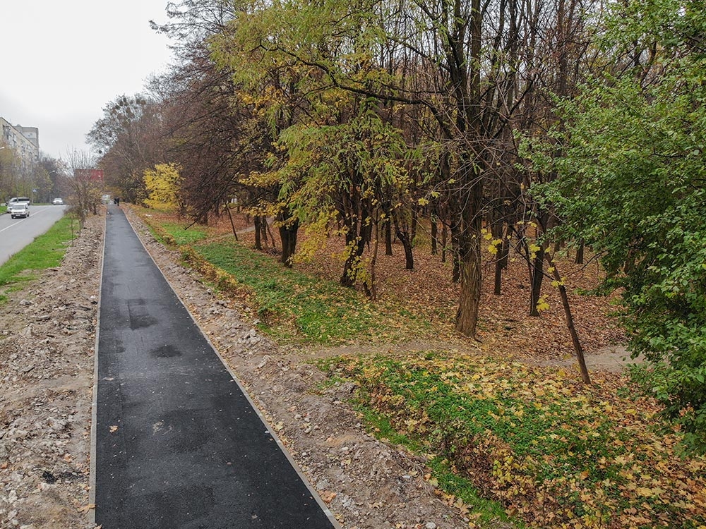 Біля парку Дружби народів завершують облаштовувати тротуар