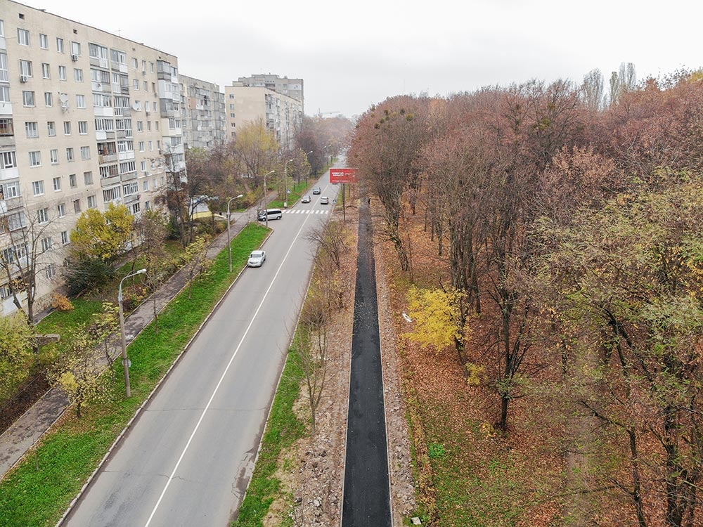 Біля парку Дружби народів завершують облаштовувати тротуар