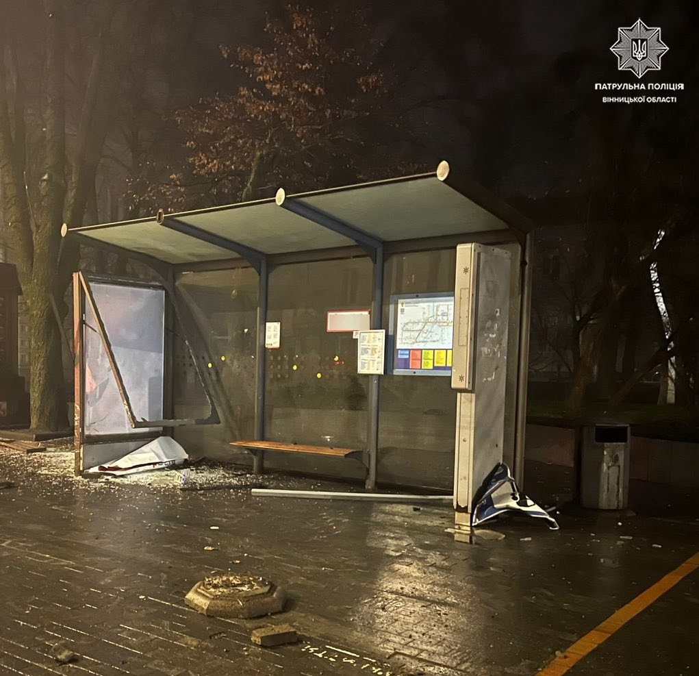 Водій “під наркотиками” збив огороджувальні стовпчики та влетів в електроопору в центрі Вінниці