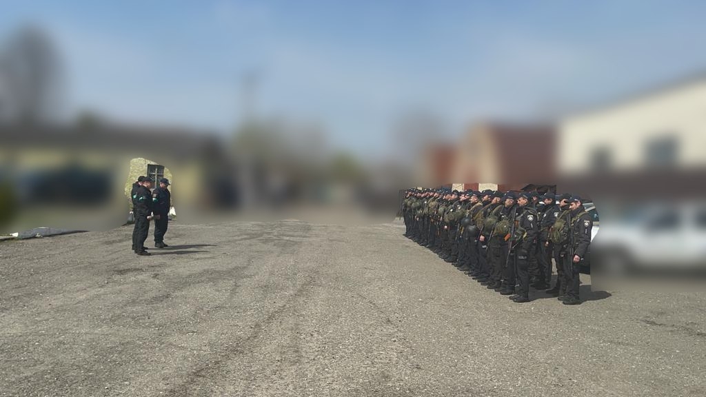 Вінницьким поліцейським, які працюють на Київщині, передали великодні гостинці