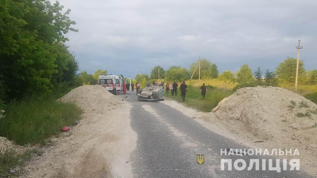 У Піщанській громаді перекинувся автомобіль: загинуло подружжя