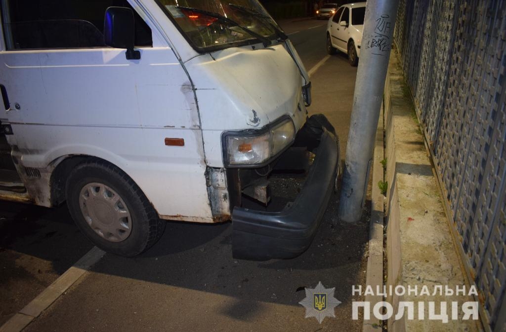 У Вінниці нетверезий водій мікроавтобуса збив 19-річну дівчину та втік з місця ДТП