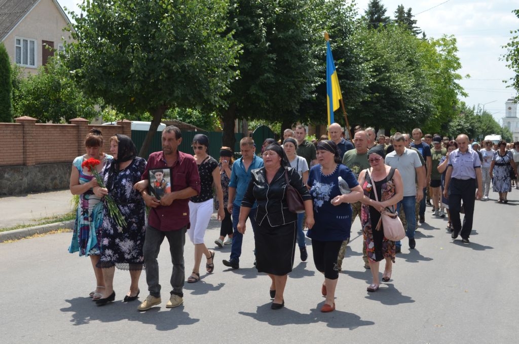 Сотні немирівчан навколішки попрощалися із загиблим захисником України