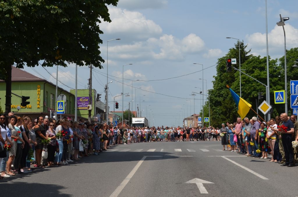 Сотні немирівчан навколішки попрощалися із загиблим захисником України