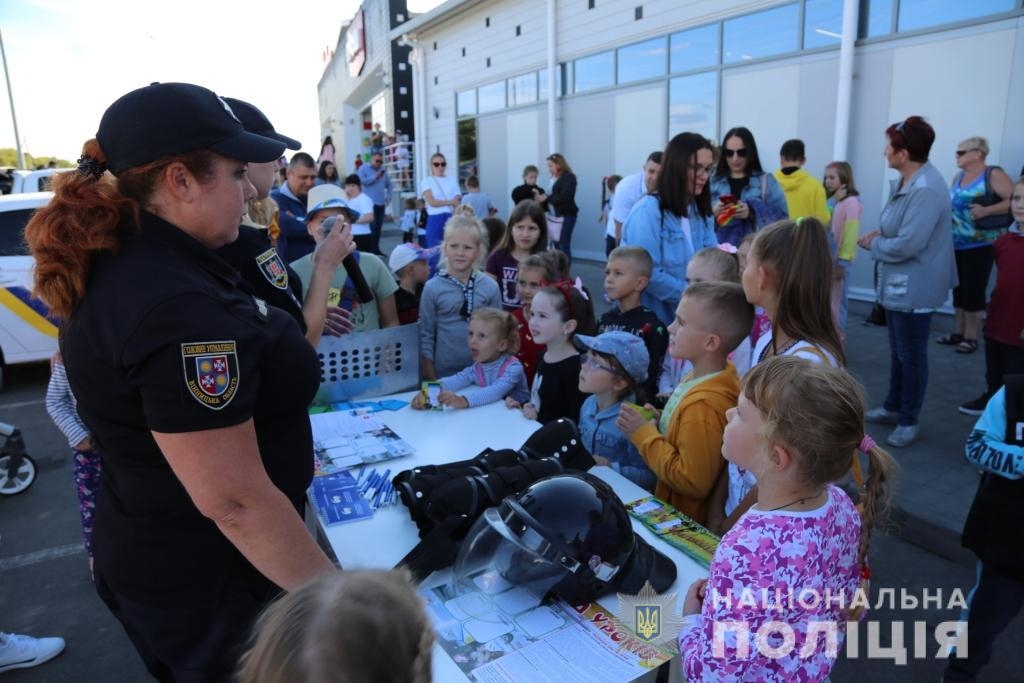 У Вінниці до Дня знань поліцейські влаштували свято для дітей