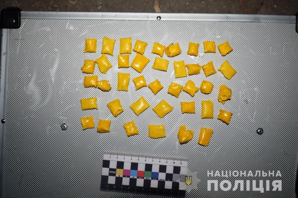 У Вінниці заскочили ймовірного "закладчика": у молодика виявили 250 згортків з наркотиками