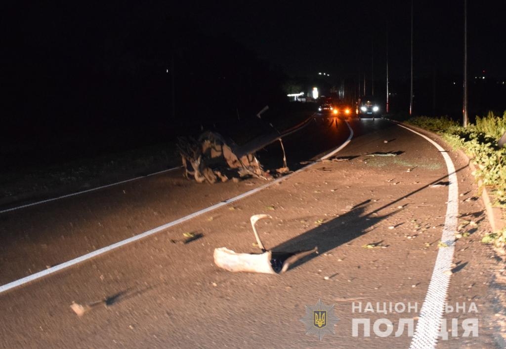 При в’їзді в Ямпіль Opel зіткнувся з електроопорою - загинула пасажирка