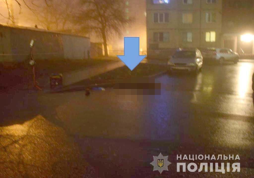 На вул.Пирогова чоловік вдарив свого родича ножем та залишив помирати
