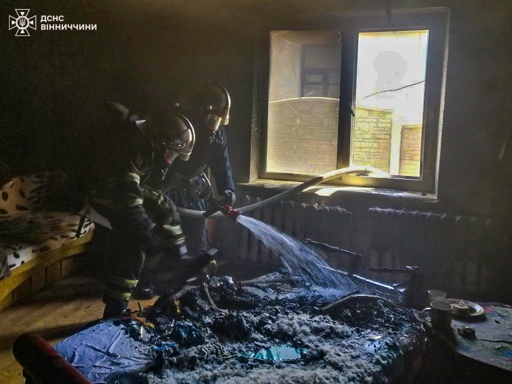 Пожежа у Вінниці - з палаючого будинку врятували літню жінку