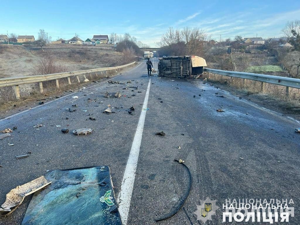 На Жмеринщині бус зіткнувся з вантажівкою - четверо людей загинули