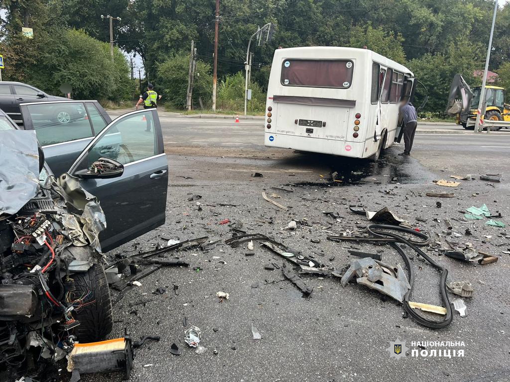 Skoda таранила автобус: у ранковій аварії в Вінниці постраждали п’ять людей