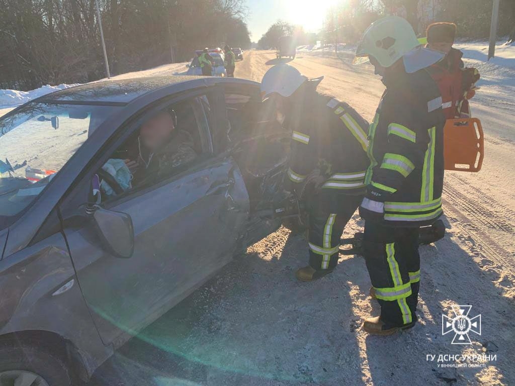 У Літині в результаті аварії трамвованого водія Hyundai затисло в салоні авто