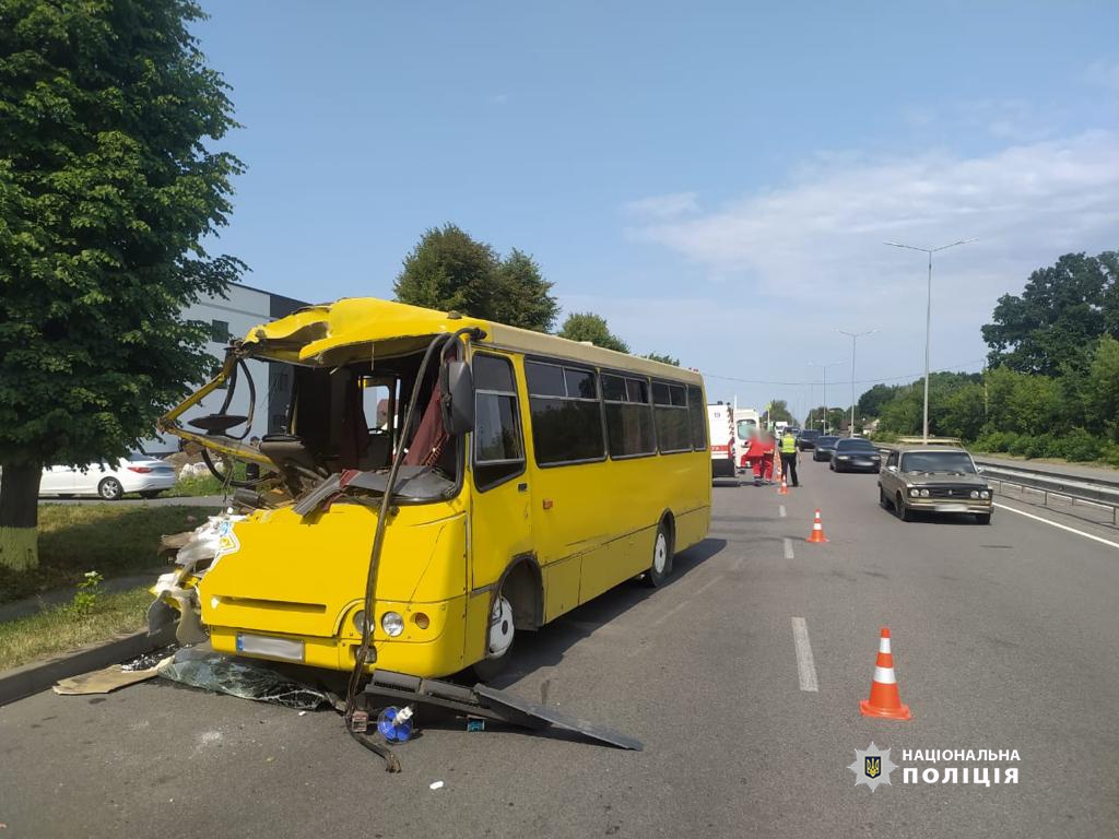 У Вінниці автобус врізався у ГАЗ - постраждали 15 людей