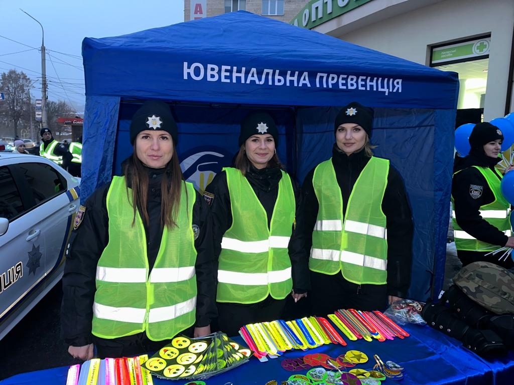 Як поліцейські Вінниччини допомагають дітям “засвітитись” у темряві