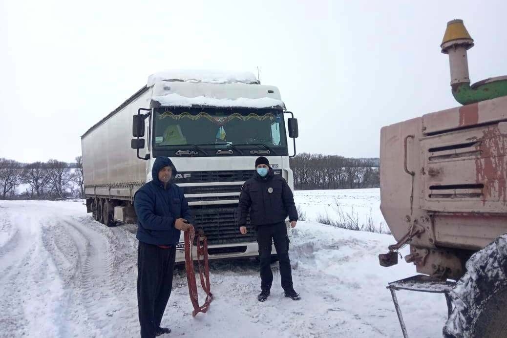 Водіям, які через негоду не можуть виїхати на дорогу, допомагають поліцейські та комунальники