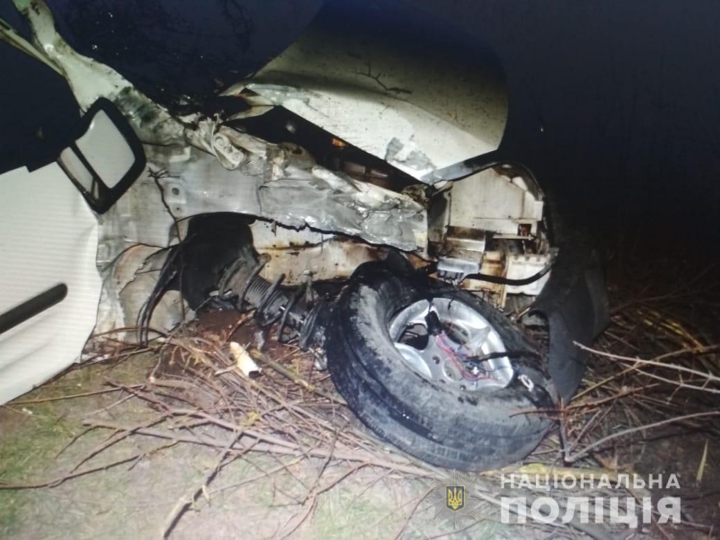 На Вінниччині Ford в’їхав у стовп, після чого протаранив дерево. Водій не вижив