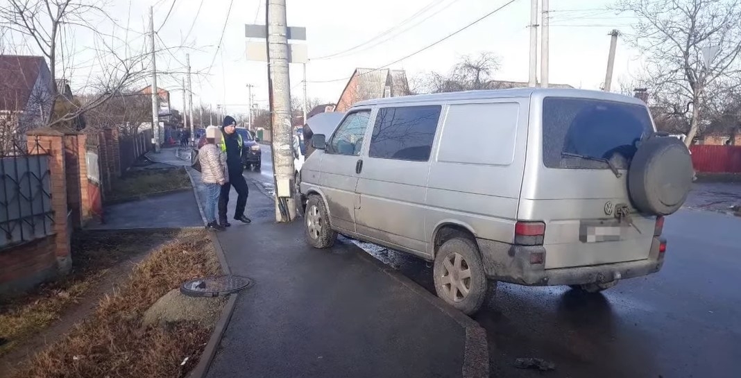 У Вінниці від зіткнення автомобіль влетів на подвір'я приватного будинку