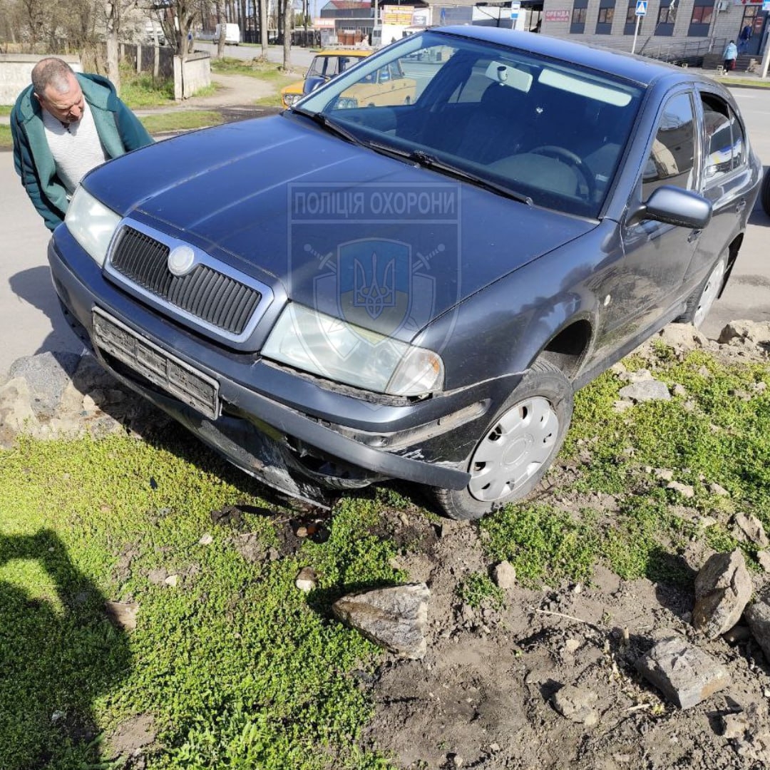 На Вінниччині чоловіку стало зле за кермом — авто врізалась в огородження