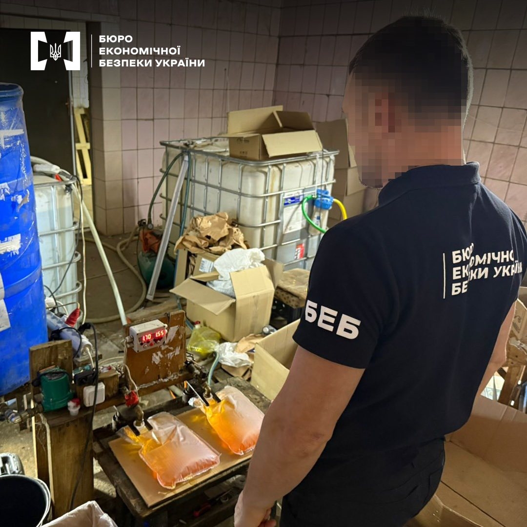 На Вінниччині й ряді інших областей тривають обшуки на підпільних виноробнях - правоохоронці вилучили фальсифікат на 5 мільйонів гривень. Про це 24 червня інформує територіальне управління БЕБ у Київській області. Детективи ТУ БЕБ у Київській області викрили та припинили діяльність організованої групи, яка налагодила масштабне незаконне виготовлення алкогольних напоїв, спирту та інших підакцизних товарів на території декількох областей України, - йдеться у повідомленні. Встановлено, що до складу злочинної групи входили 13 осіб. Фігуранти налагодили виробництво, зберігання та продаж фальсифікату під виглядом всесвітньо відомих алкогольних брендів. У протиправній діяльності зловмисники використовували картонну тару з нанесеними без дозволу правовласників знаками відомих торгівельних марок. Продаж контрафакту здійснювався через спеціалізовані канали в месенджерах та на вебресурсах. Фальсифіковану продукцію надсилали за допомогою поштових операторів. А в одному з регіонів для безперешкодного транспортування фальсифікованих алкогольних напоїв використовували волонтерські документи та автомобіль з логотипом «Червоного хреста». У межах досудового розслідування встановлено понад 50 місць зберігання та виготовлення контрафактної продукції. Наразі проводяться обшуки на території таких регіонів: Києва та Київської області, Волинської області, Тернопільської області, Харківської області, Хмельницької області, Вінницької області. Вилучили документацію, чорнові записи, картонні пакування з логотипами відомих торгових марок, а також спирт і готову фальсифіковану продукцію. Орієнтовна вартість збитків завданих правовласникам торгових марок становить понад 5 млн грн. Триває розслідування Триває досудове розслідування. Оперативний супровід здійснюють співробітники Департаменту Кіберполіція Національної поліції України. Процесуальне керівництво - прокурори Київської обласної прокуратури.