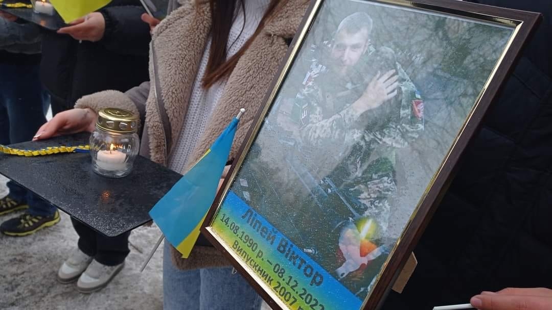 "В нас все ок!" - у Жмеринці встановили пам'ятну лавку на честь полеглого Героя