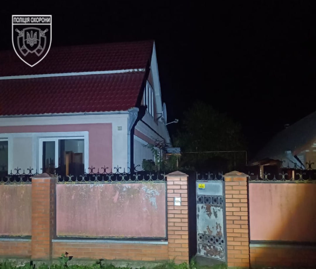 У Калинівці двоє чоловіків незаконно проникли до приватного будинку