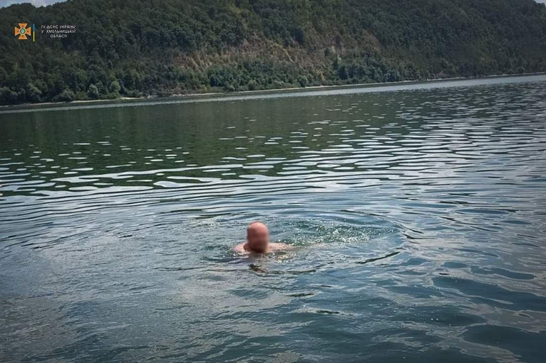 Вінничанин, який захотів переплисти Дністер, ледь не потонув