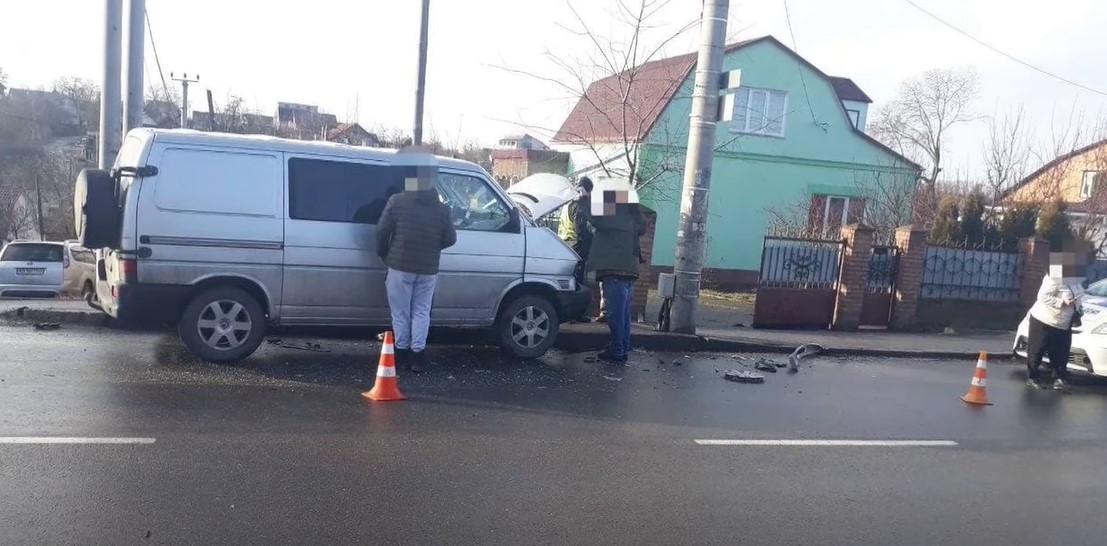 У Вінниці від зіткнення автомобіль влетів на подвір'я приватного будинку