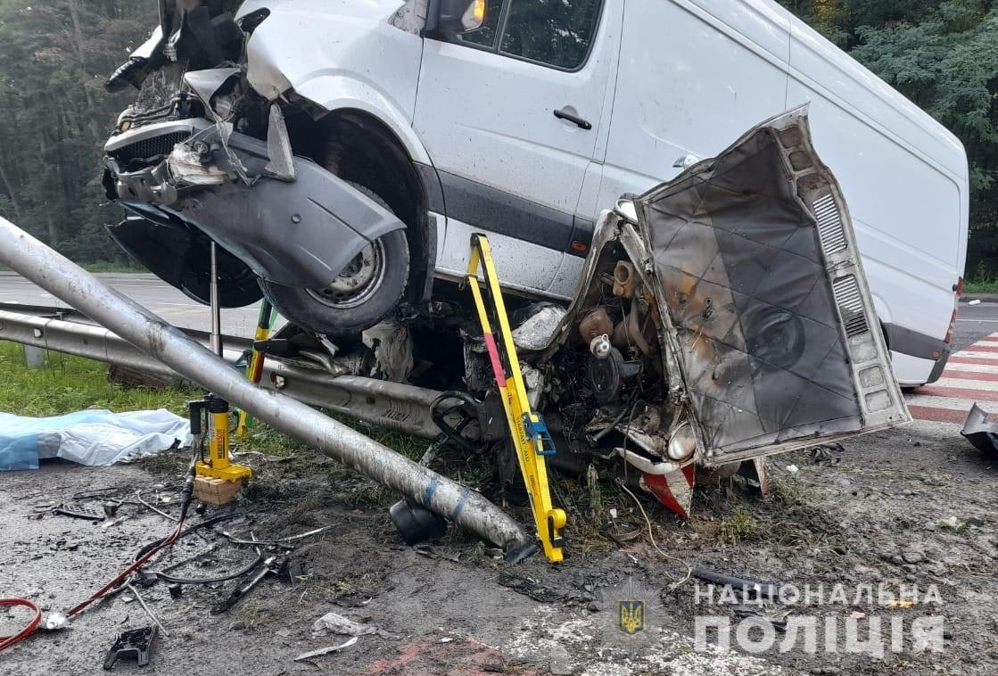 У Вінницькому районі Mercedes Sprinter розчавив «ВАЗ» - загинуло подружжя
