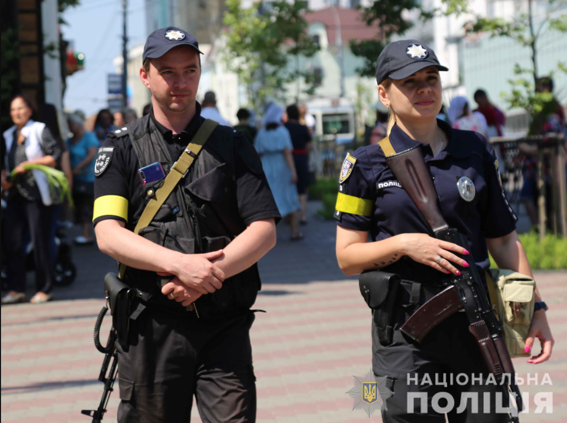 Понад 600 копів на Вінниччині слідкують за безпекою людей у свято Трійці