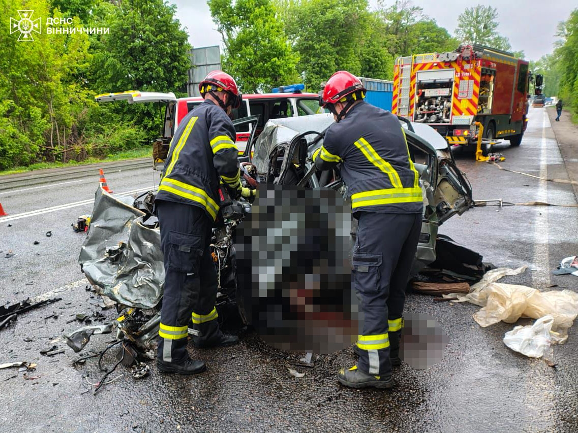 У Вінницькому районі зіткнулись Mercedes-Benz та ВАЗ-2110, один з водіїв загинув