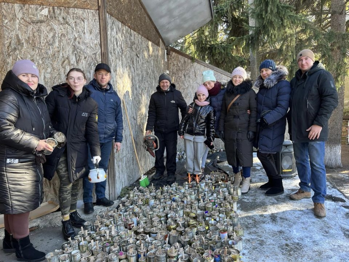 Попри мороз та холод 350 окопних свічок виготовили в Піщанці просто неба