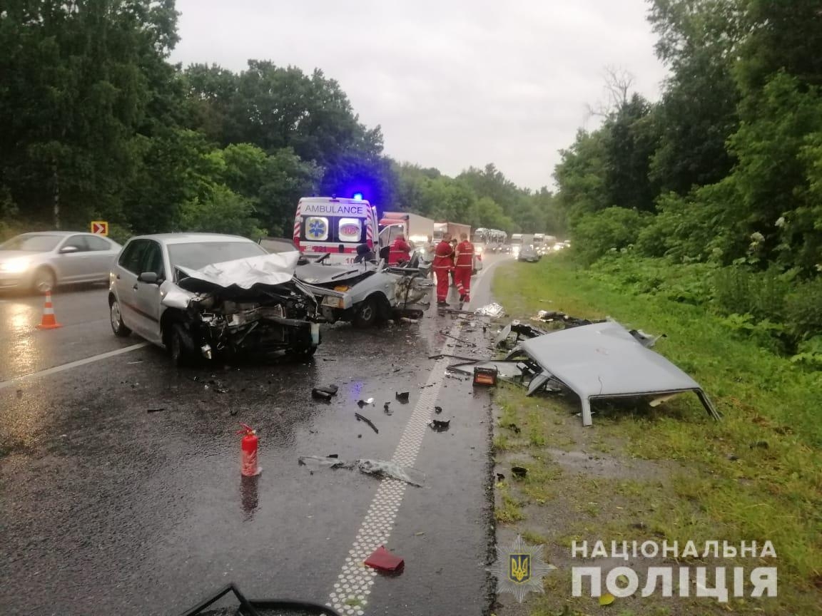Потрійне ДТП в Хмільницькому районі: одна людина загинула, ще двоє у лікарні