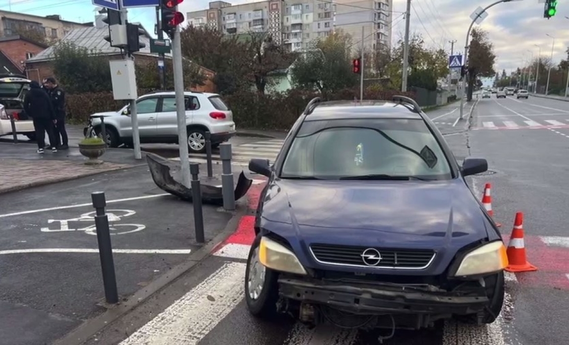 У Вінниці водій, який хотів проскочити на червоне світло, врізався в Opel