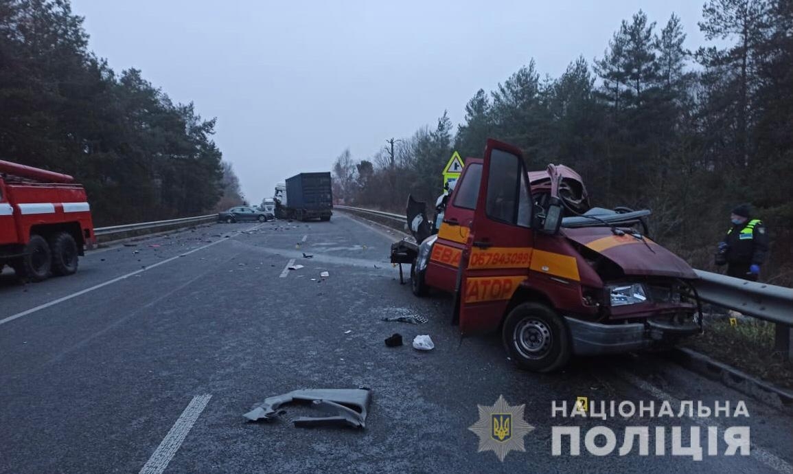 Біля Вороновиці зіштовхнулись евакуатор та вантажівка: двоє людей померли