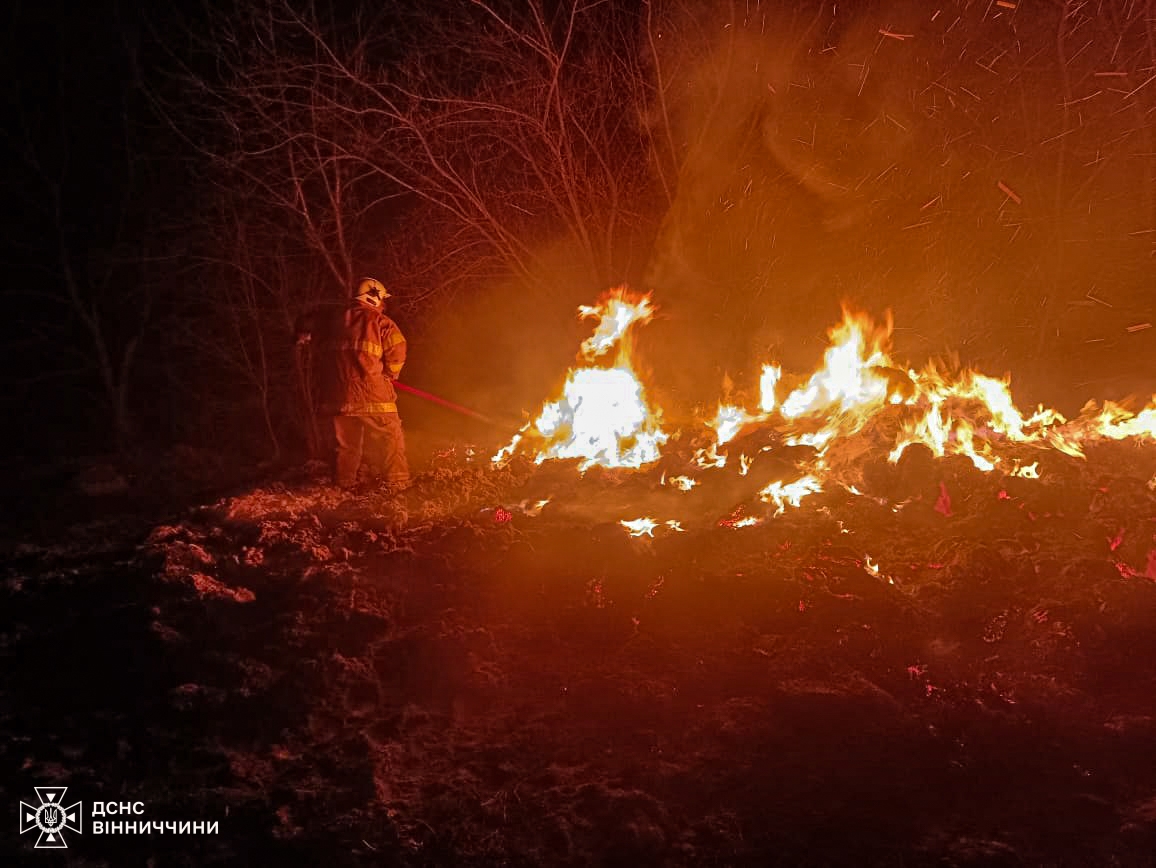 На Вінниччині горіли приватні будинки та 500 тюків з сіном