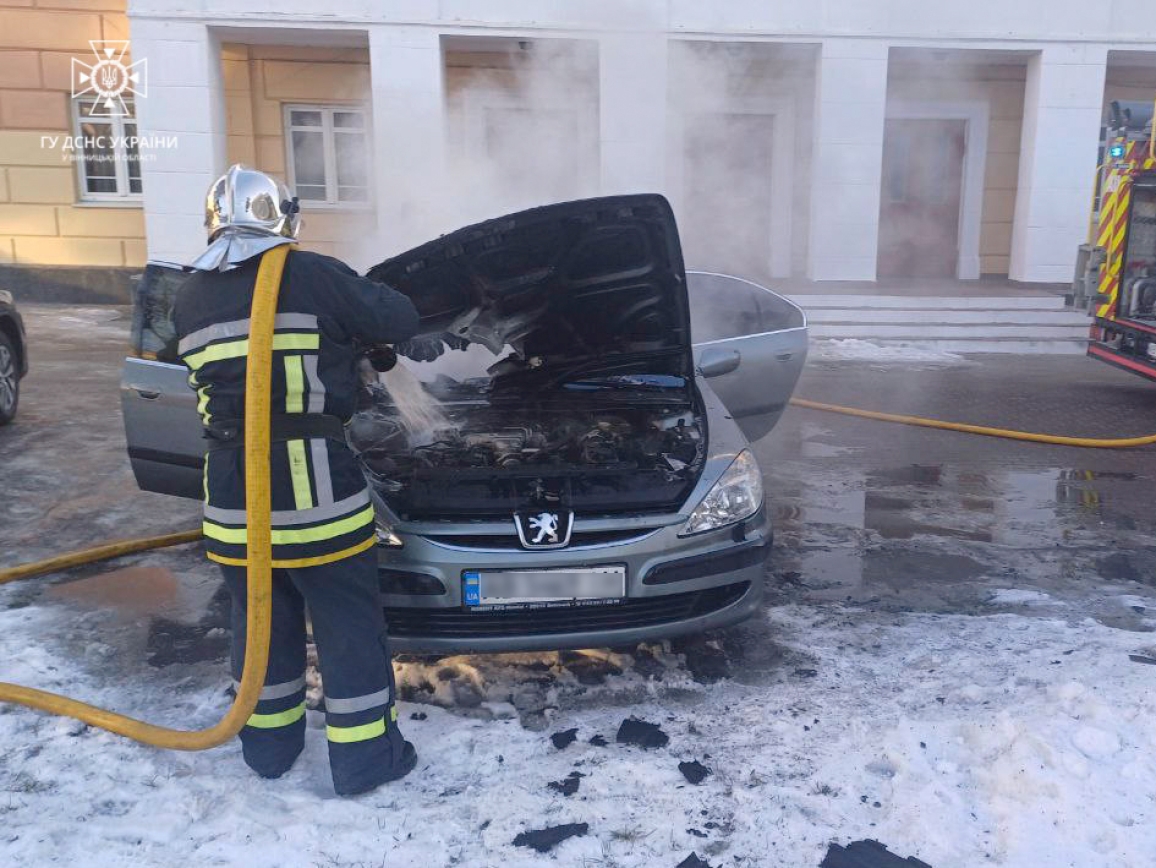 У центрі Вінниці загорівся припаркований легковик