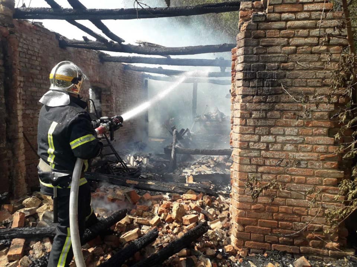 В Лука-Мелешківській громаді люди палили листя, а загорілась ферма