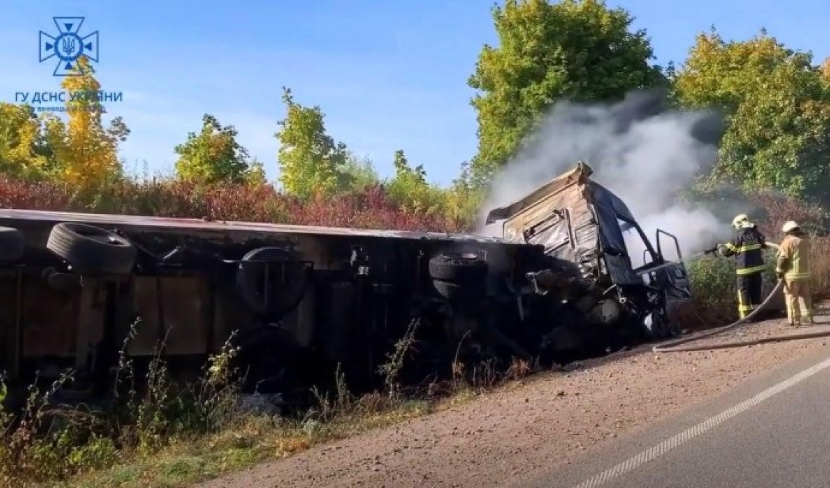 Через аварію на Гайсинщині загорілась фура, яка перевозила 20 тонн олії