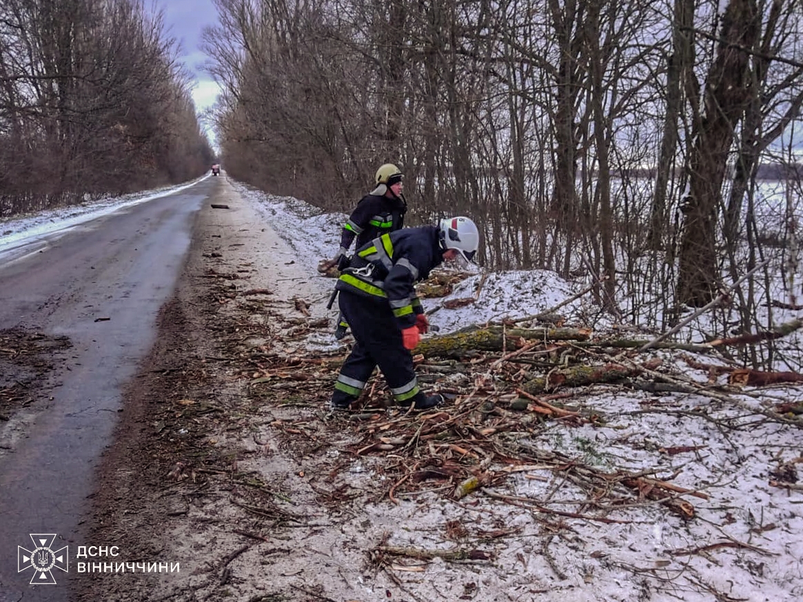 Рятувальники допомогли відбуксирувати авто зі снігових заметів у двох громадах Вінниччини