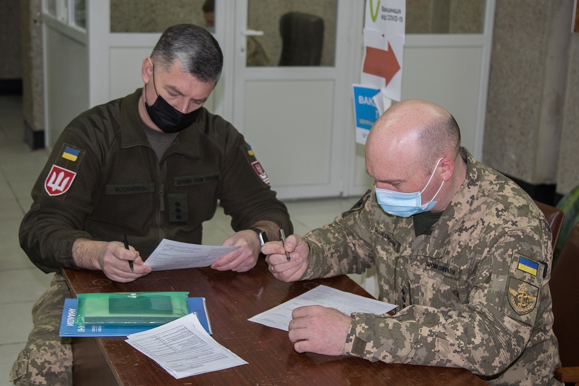 Військовослужбовців Вінниччини почали вакцинувати третьою дозою