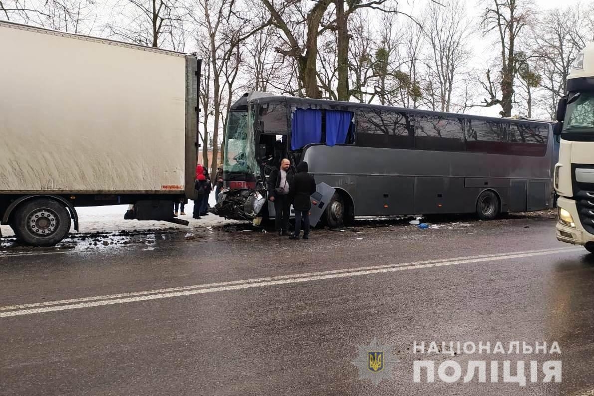 Масштабна ДТП на Вінниччині: зіштовхнулись шість авто та міжнародний автобус